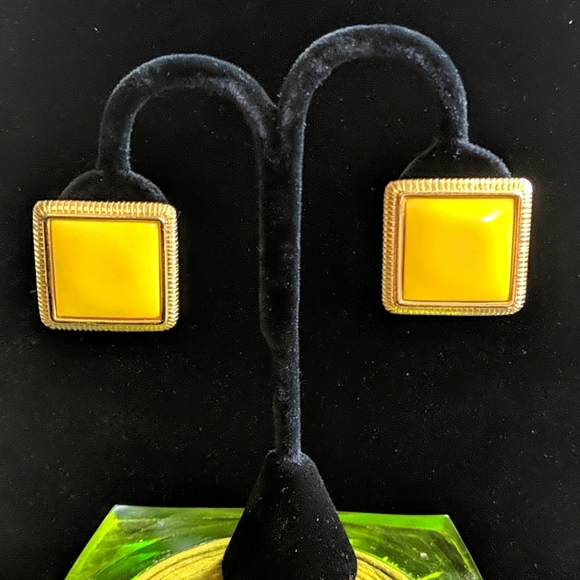 Lot 5 pairs VTG Clip earrings - Picture 3 of 7